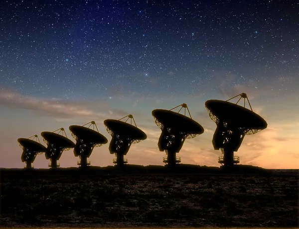 Radio telescope weergave bij nacht — Stockfoto