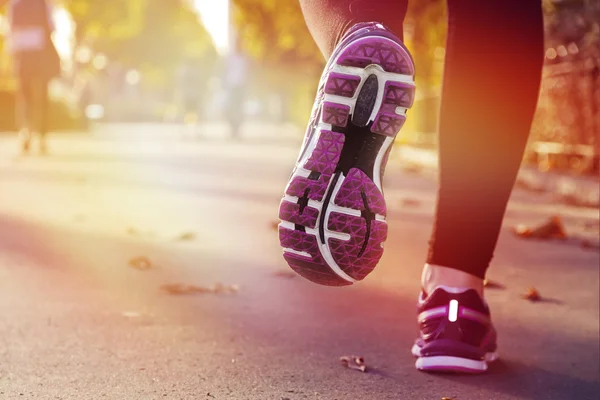 Chica de fitness corriendo al atardecer —  Fotos de Stock