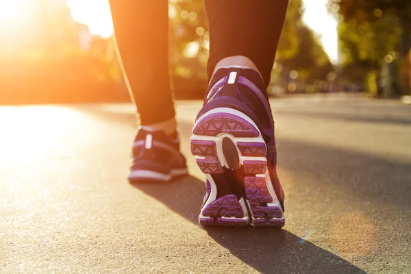 Chica de fitness corriendo al atardecer —  Fotos de Stock