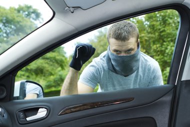 Hırsız araba çalıyor.