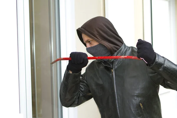 Burglar breaking in a house — Stock Photo, Image