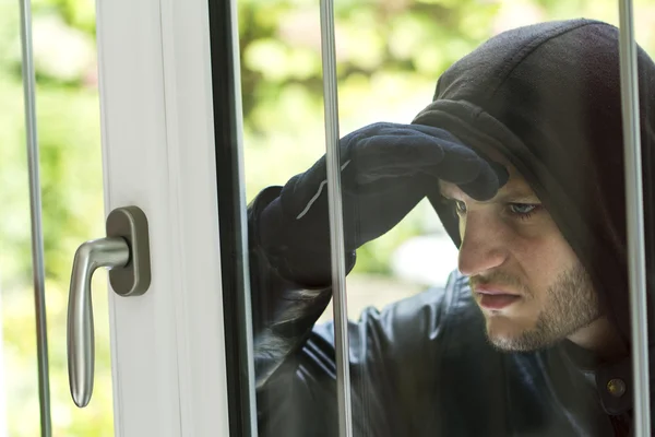 Burglar breaking in a house — Stock Photo, Image