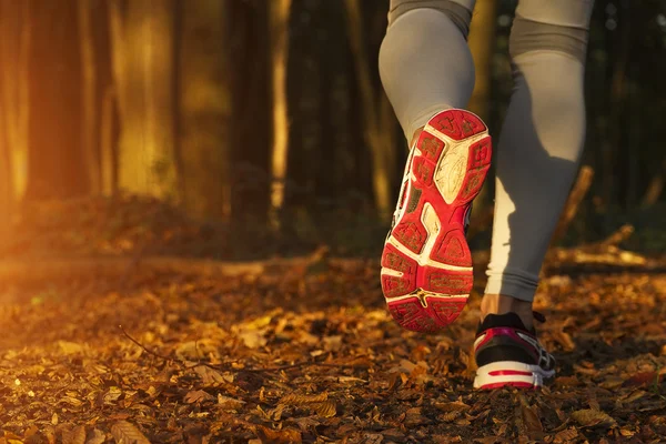 Chica corriendo al atardecer —  Fotos de Stock