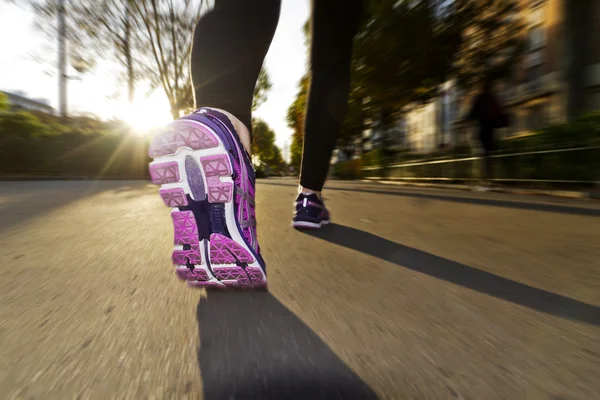 Fitness meisje draait bij zonsondergang — Stockfoto