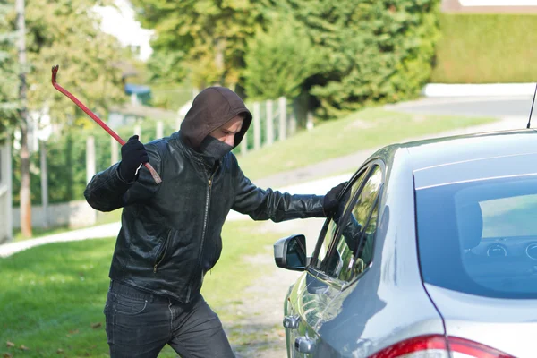 Ladrón robando un coche — Foto de Stock