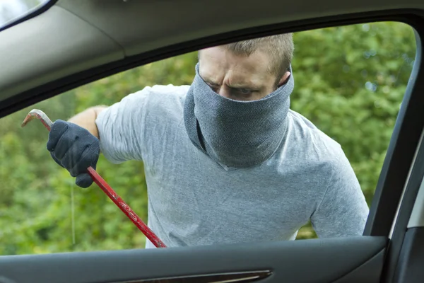 Ladrón robando un coche — Foto de Stock