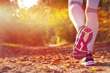 Fitness kızı gün batımında koşuyor.