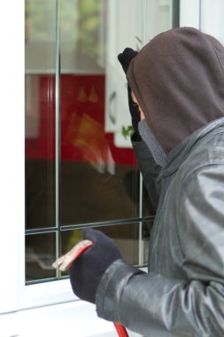 Hırsız bir evde kırma