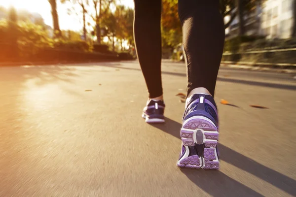 Fitness meisje draait bij zonsondergang — Stockfoto