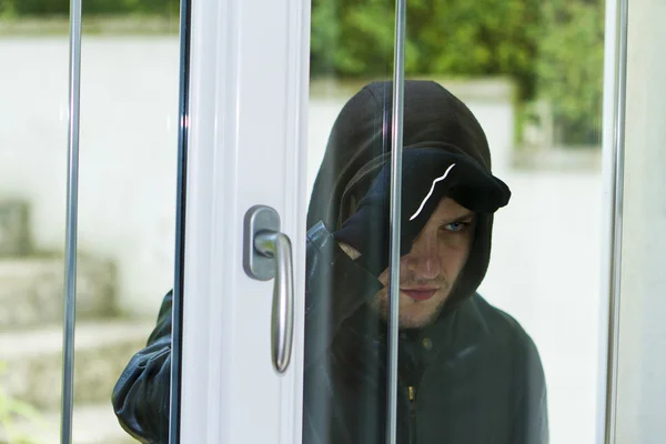 Burglar breaking in a house — Stock Photo, Image