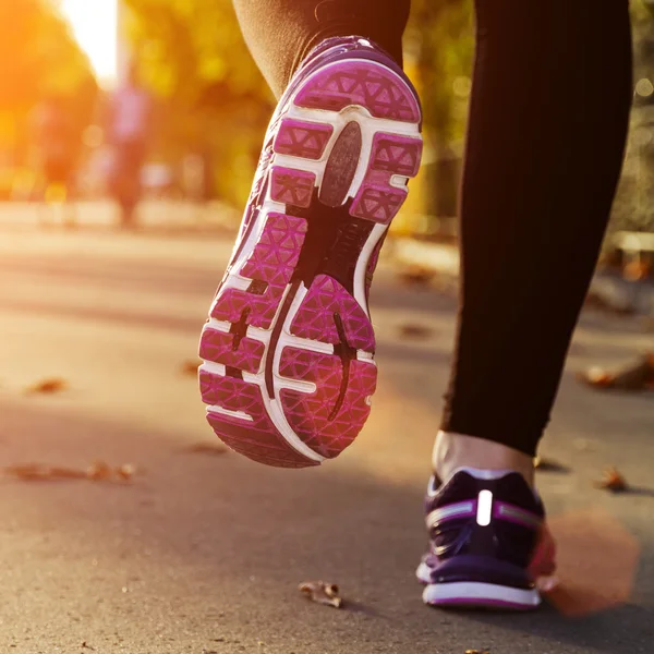 Fitness meisje draait bij zonsondergang — Stockfoto