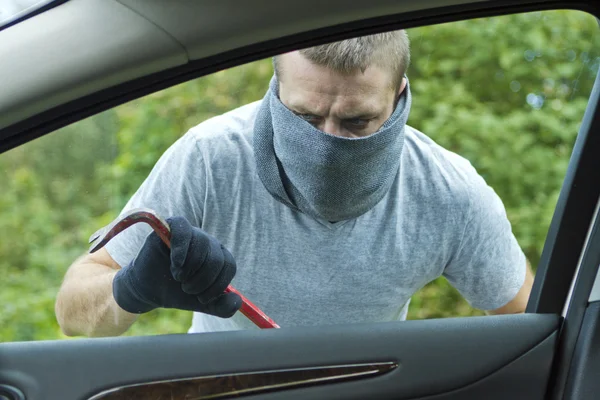 Ladrón robando un coche — Foto de Stock