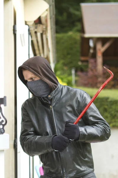 Inbreker breken in een huis — Stockfoto