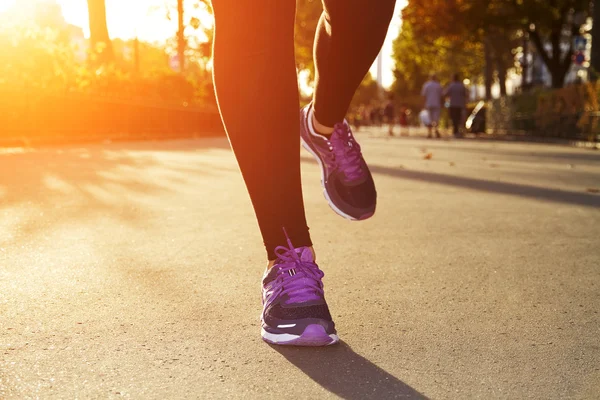 Fitness meisje draait bij zonsondergang — Stockfoto