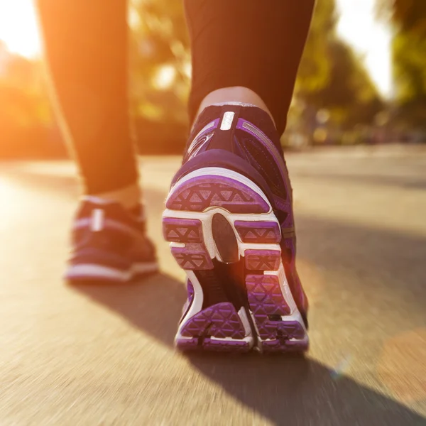 Fitness meisje draait bij zonsondergang — Stockfoto