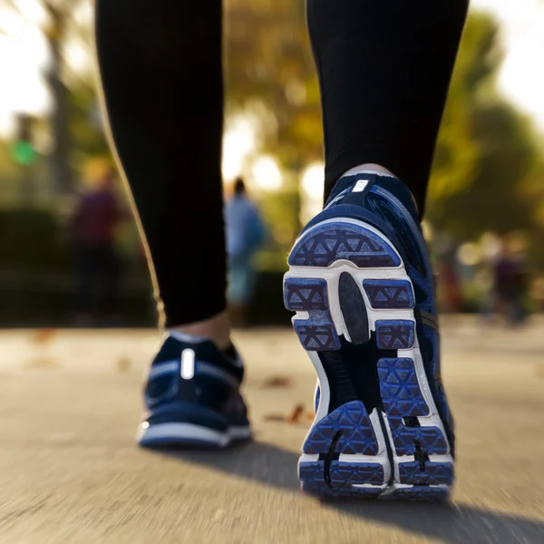 Chica de fitness corriendo al atardecer —  Fotos de Stock