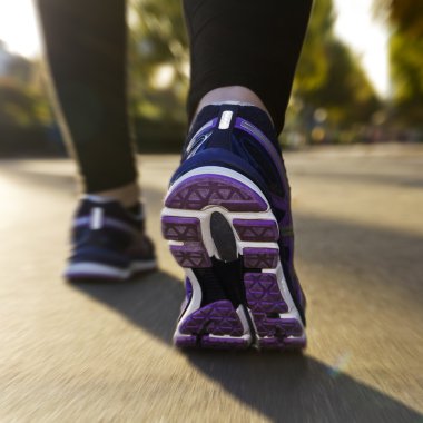 Fitness kızı gün batımında koşuyor.