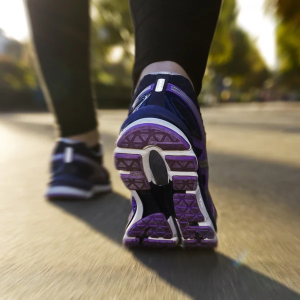 Chica de fitness corriendo al atardecer —  Fotos de Stock