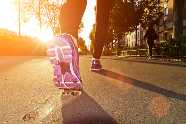 Chica de fitness corriendo al atardecer —  Fotos de Stock