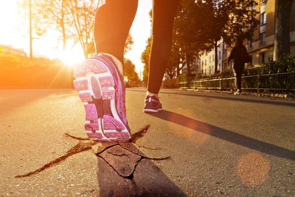 Fitness meisje draait bij zonsondergang — Stockfoto