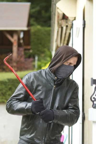 Inbreker breken in een huis — Stockfoto