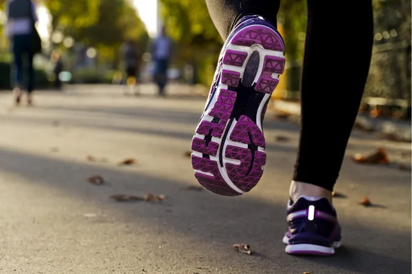 Chica de fitness corriendo al atardecer —  Fotos de Stock