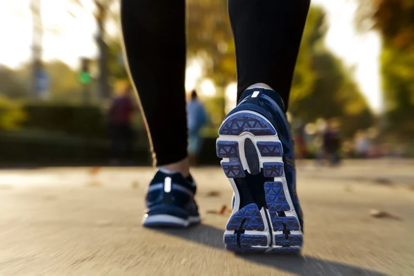 Fitness meisje draait bij zonsondergang — Stockfoto