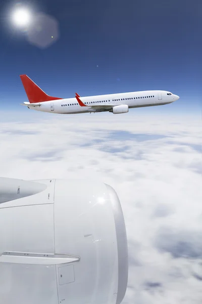 Avión volando sobre las nubes — Foto de Stock