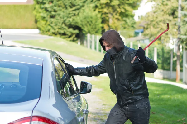 Ladrón robando un coche — Foto de Stock