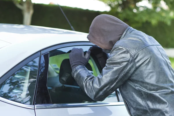 Ladrão a roubar um carro — Fotografia de Stock