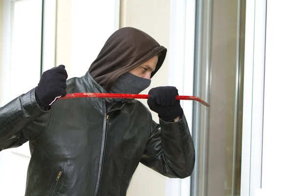 Burglar breaking in a house — Stock Photo, Image