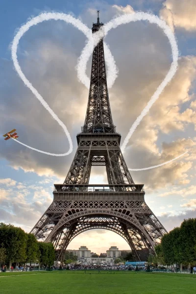 Pojetí lásky Paris Eiffel Tower — Stock fotografie