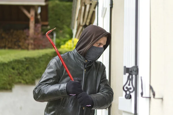 Einbrecher brechen in Haus ein — Stockfoto