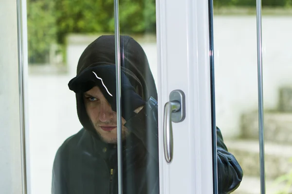 Ladrón irrumpiendo en una casa — Foto de Stock