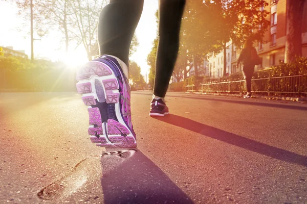 Chica de fitness corriendo al atardecer —  Fotos de Stock