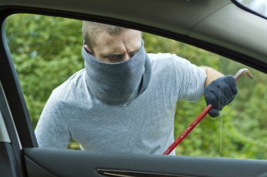 Hırsız araba çalıyor.