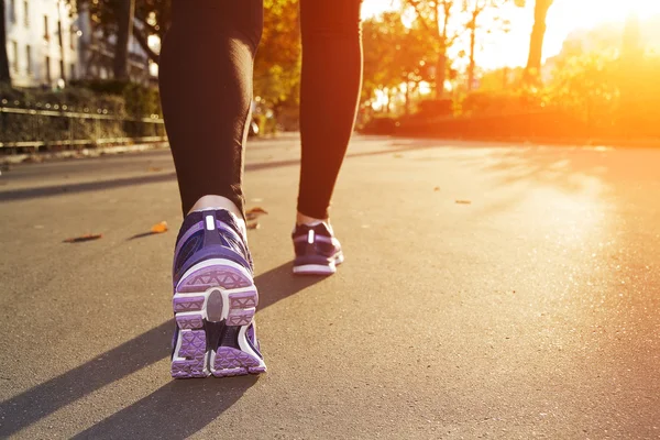 Fitness meisje draait bij zonsondergang — Stockfoto