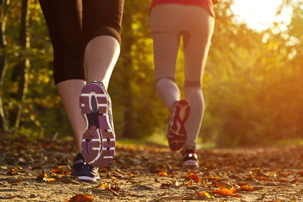 Chica corriendo al atardecer —  Fotos de Stock