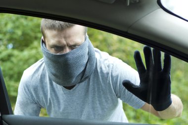 Hırsız araba çalıyor.