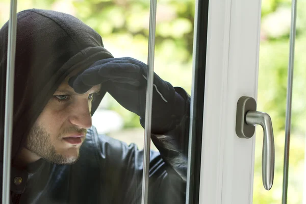 Burglar breaking in a house — Stock Photo, Image