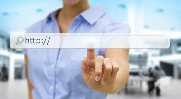 Geschäftsfrau klickt auf taktile Schnittstelle Web-Adressleiste — Stockbild Geschäftsfrau Internet-Konzept — Stockfoto