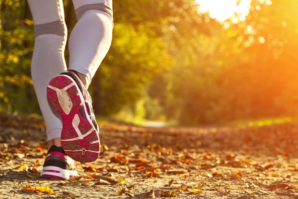 Chica corriendo al atardecer —  Fotos de Stock