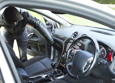 Hırsız araba çalıyor.