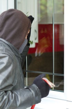 Hırsız bir evde kırma