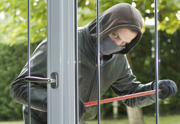 Грабитель вломился в дом
