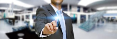 işadamı ofisinde dokunsal arabirimini kullanarak