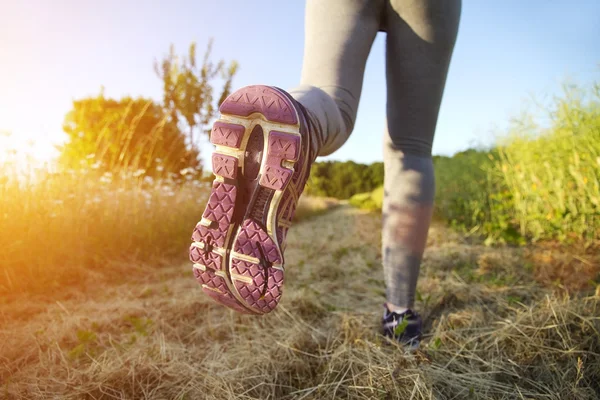 Donna che corre in un campo — Foto Stock