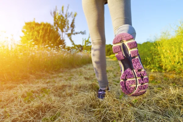 Donna che corre in un campo — Foto Stock