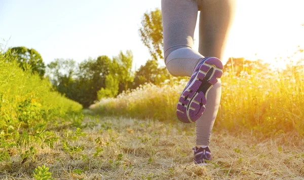 Mujer corriendo en un campo —  Fotos de Stock