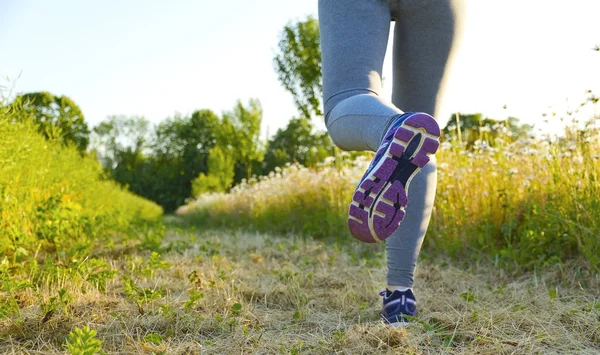 Donna che corre in un campo — Foto Stock